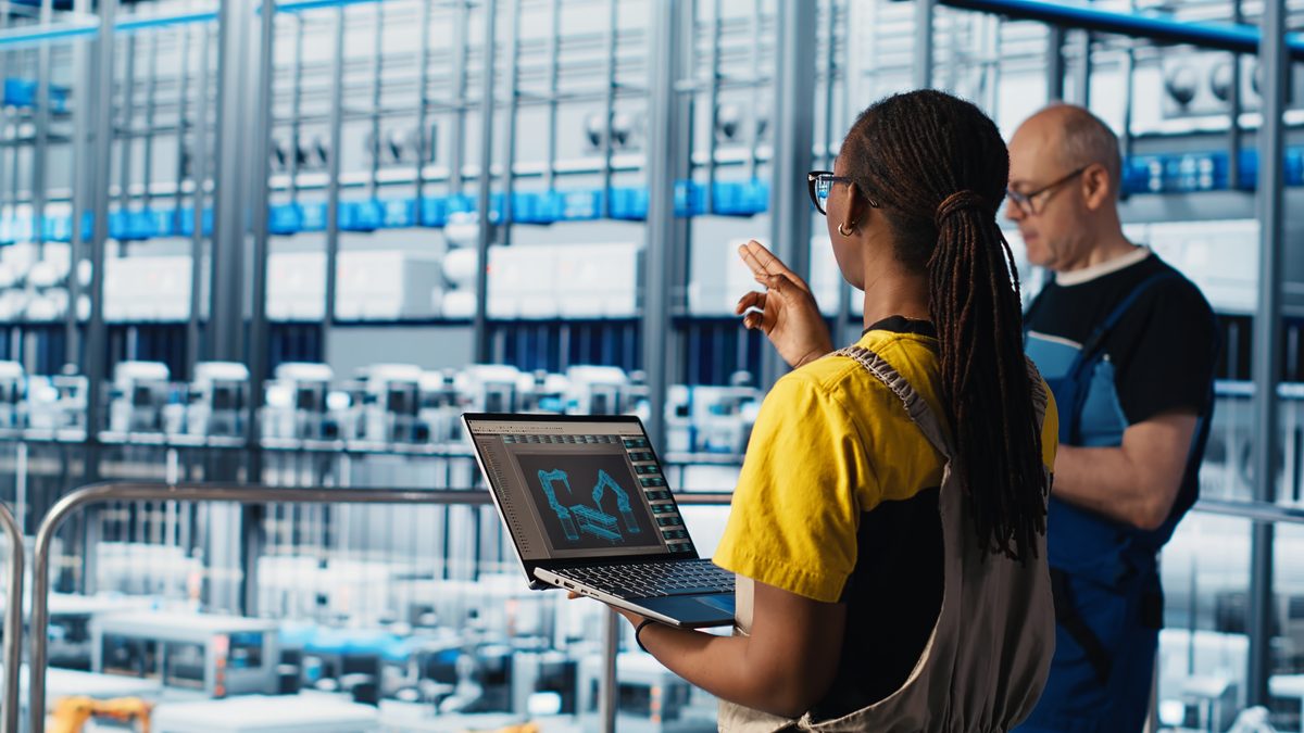 Engineering team analysing production data in a smart factory